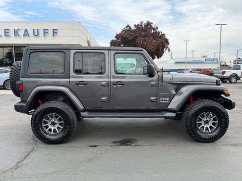 Used 2018 Jeep Wrangler Unlimited Sahara AWD/4WD image 2