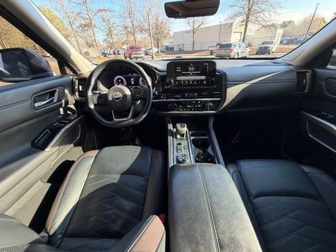 Used 2024 Nissan Pathfinder Platinum image 10