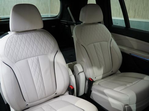 Used 2022 BMW X7 M50i w/ Dynamic Handling Package image 34