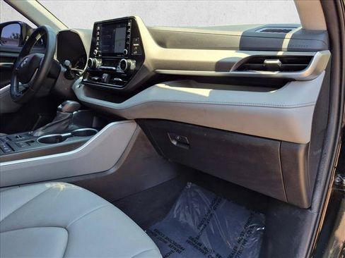 Used 2021 Toyota Highlander XLE AWD/4WD image 24