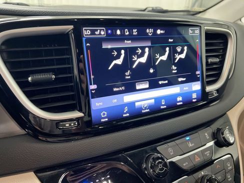 Used 2022 Chrysler Pacifica Touring-L FWD image 16