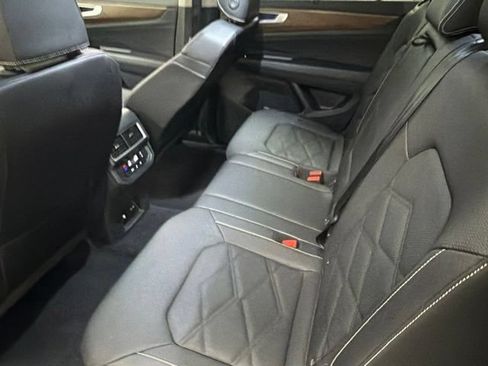 Used 2025 Volkswagen Atlas SE AWD/4WD image 16
