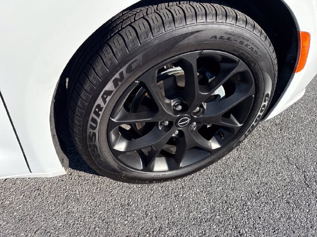 Used 2025 Chrysler Pacifica Limited FWD image 11