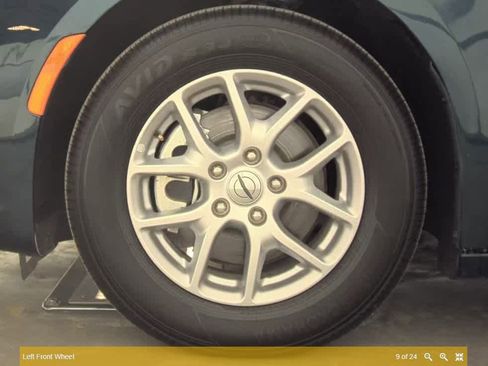 Used 2025 Chrysler Pacifica Select image 10