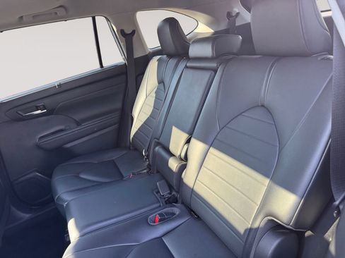 Used 2021 Toyota Highlander XLE image 13