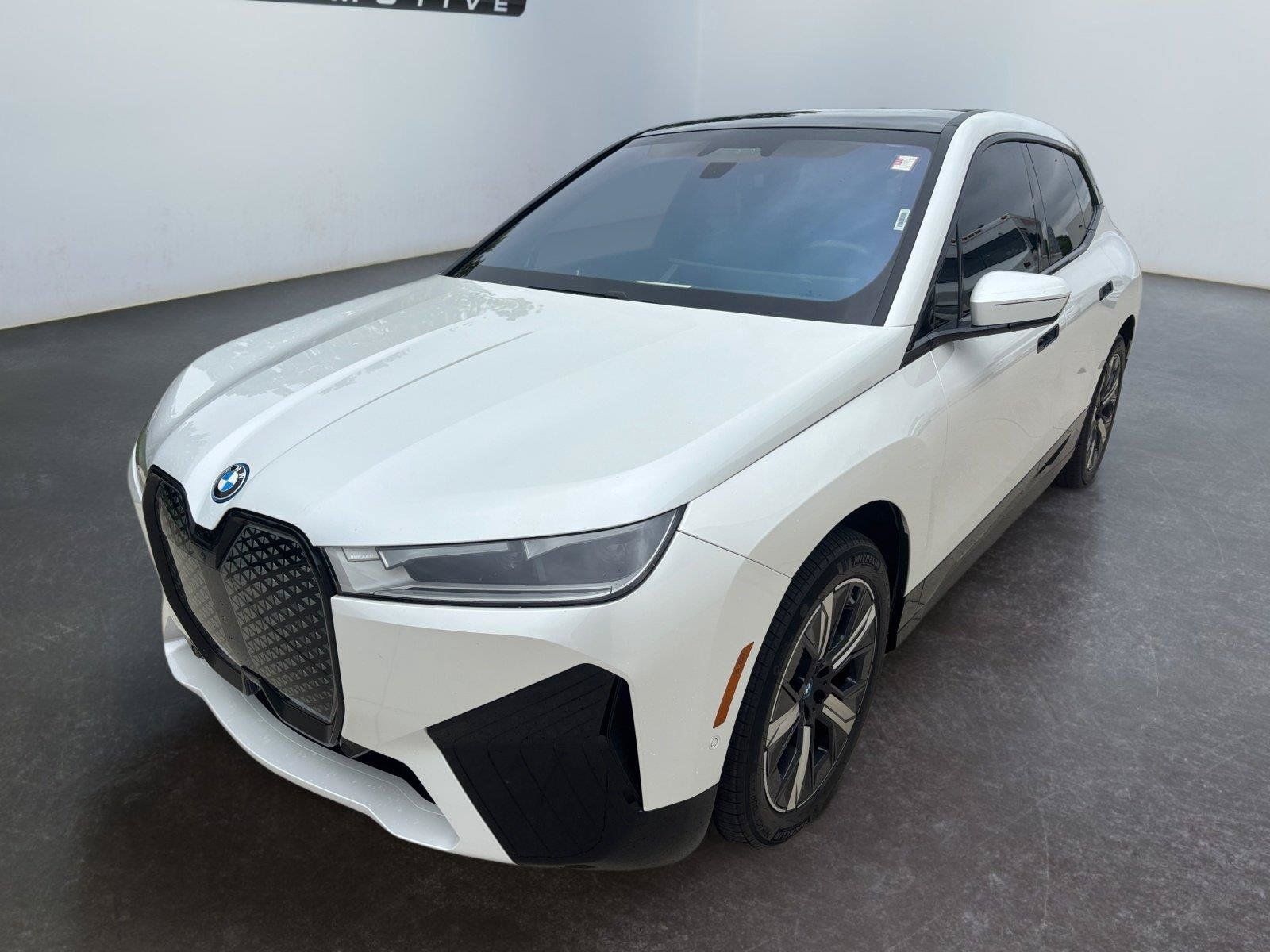 Used 2025 BMW iX xDrive50 w/ Premium Package AWD/4WD image 9