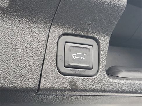 Used 2023 GMC Acadia SLE w/ Driver Convenience Package image 9