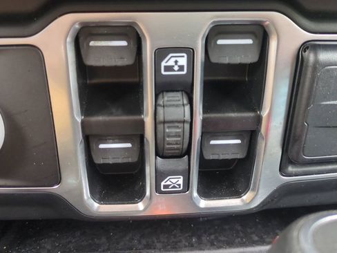 Used 2025 Jeep Wrangler Unlimited Sahara AWD/4WD image 25