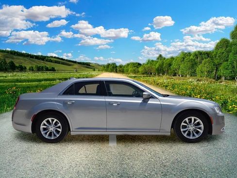 Used 2015 Chrysler 300 Limited RWD image 7