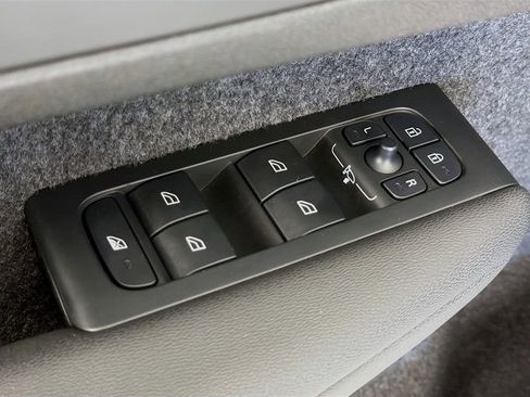 Used 2025 Volvo XC40 B5 Plus AWD/4WD image 18