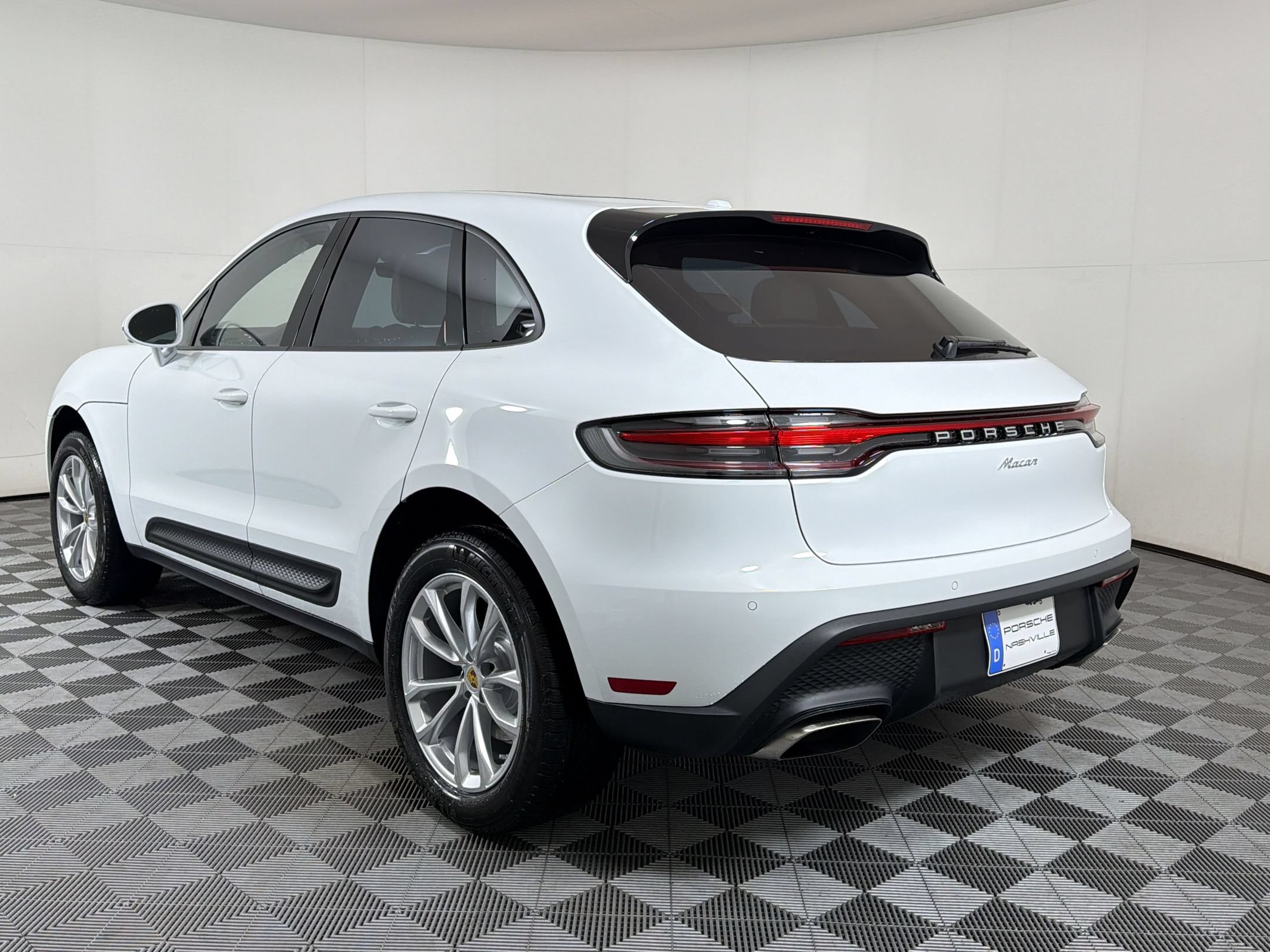 Used 2026 Porsche Macan AWD/4WD image 3