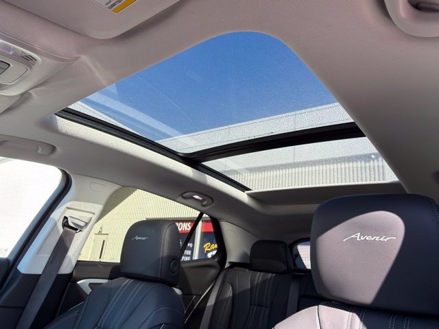 Certified 2025 Buick Envision Avenir AWD/4WD image 24