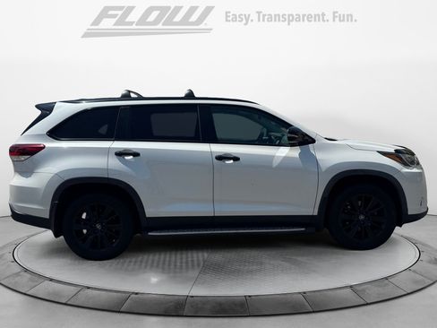 Used 2019 Toyota Highlander SE w/ Nightshade Edition AWD/4WD image 8