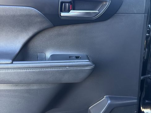 Used 2023 Toyota Highlander XLE image 13