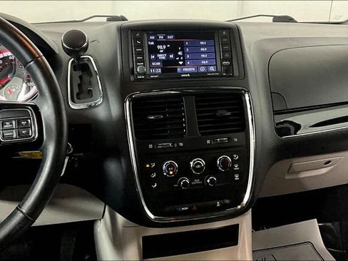 Used 2019 Dodge Grand Caravan SXT image 6