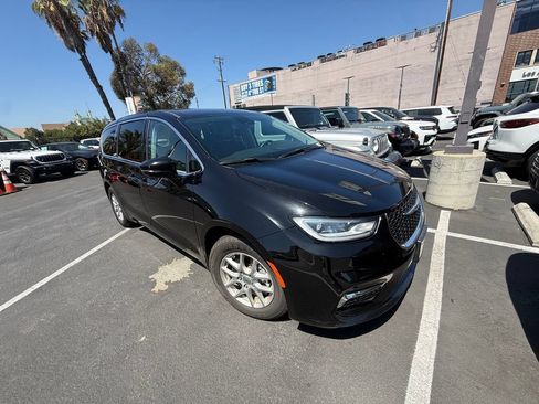 Used 2024 Chrysler Pacifica Touring-L FWD image 3