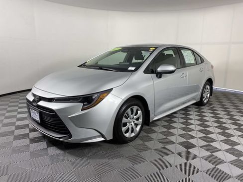 Used 2025 Toyota Corolla LE FWD image 4