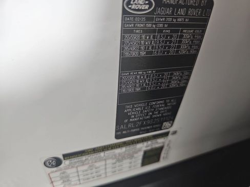 Certified 2025 Land Rover Discovery Dynamic SE image 18