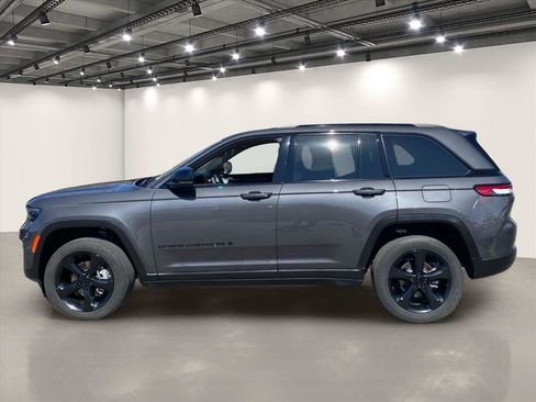Used 2023 Jeep Grand Cherokee Altitude AWD/4WD image 4