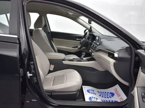 Used 2025 Nissan Altima 2.5 SV FWD image 16