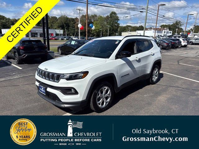 Used 2024 Jeep Compass Latitude w/ Convenience Group AWD/4WD image 5