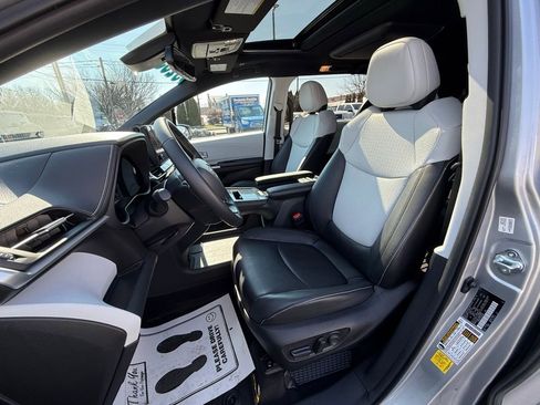 Used 2025 Toyota Sienna XSE w/ XSE Plus Package image 14