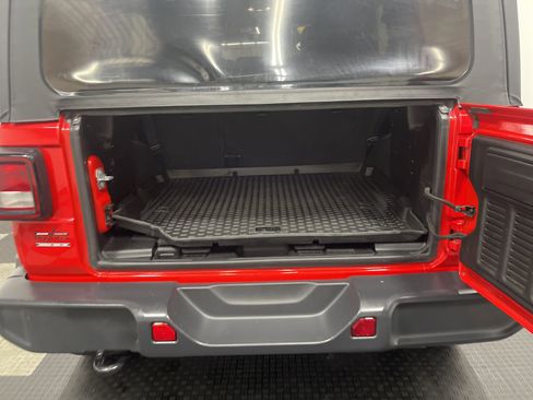 Used 2019 Jeep Wrangler Unlimited Sahara image 18