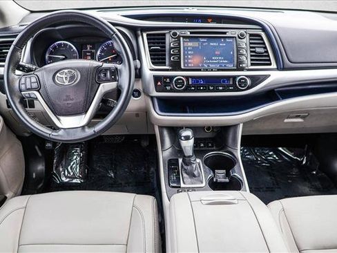 Used 2016 Toyota Highlander XLE image 23