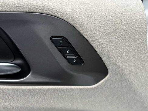 Used 2023 Chrysler Pacifica Touring-L AWD/4WD image 12