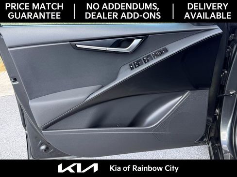 Used 2025 Kia Niro LX image 13
