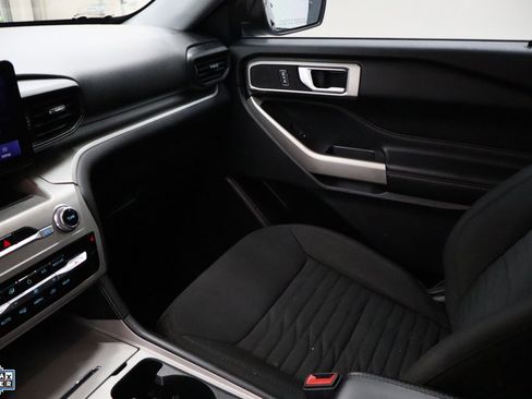 Used 2021 Ford Explorer XLT image 24