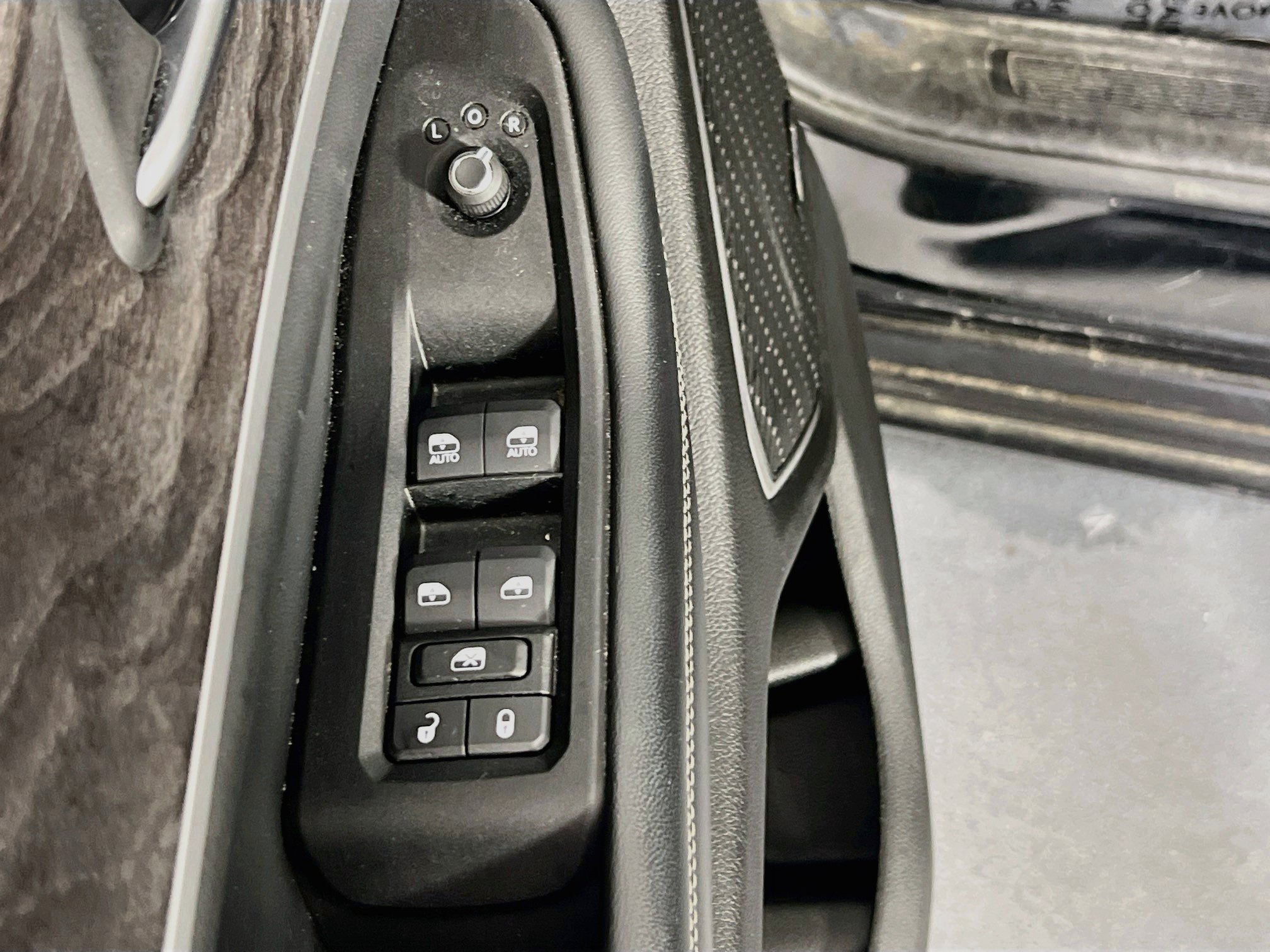 Used 2023 Jeep Grand Cherokee Limited w/ Luxury Tech Group II AWD/4WD image 18