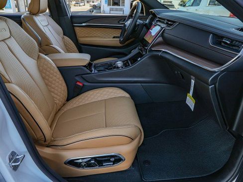 New 2025 Jeep Grand Cherokee Summit image 41