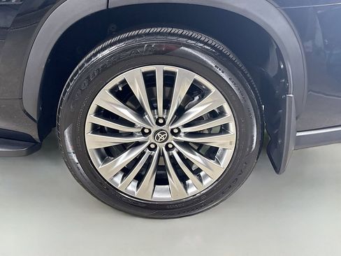 Certified 2024 Toyota Highlander Platinum AWD/4WD image 9