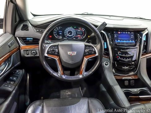 Used 2018 Cadillac Escalade Luxury image 19