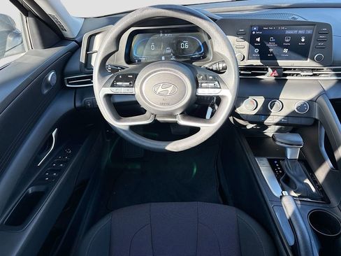 Certified 2025 Hyundai Elantra SE image 20