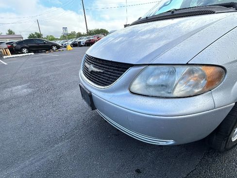 Used 2004 Chrysler Town & Country Touring FWD image 20