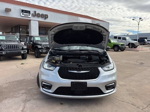 Used 2024 Chrysler Pacifica Touring-L FWD image 50