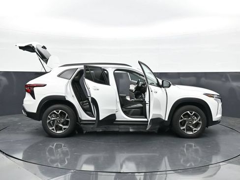 Used 2025 Chevrolet Trax LT w/ LT Convenience Package FWD image 46