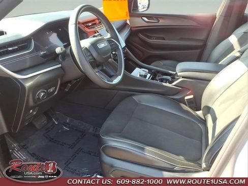 Used 2023 Jeep Grand Cherokee Altitude AWD/4WD image 11