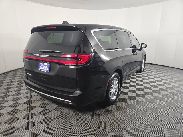Used 2026 Chrysler Pacifica Select FWD image 3
