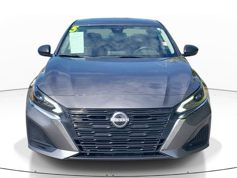 Used 2025 Nissan Altima 2.5 SV FWD image 2
