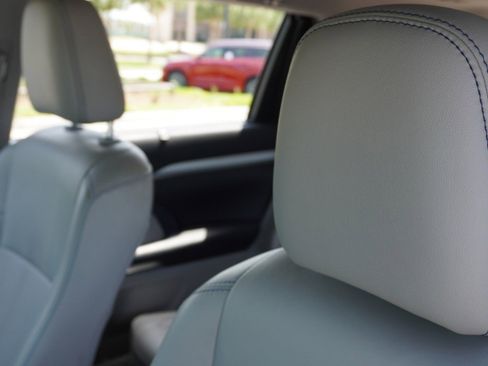 Used 2019 Toyota Highlander XLE FWD image 24