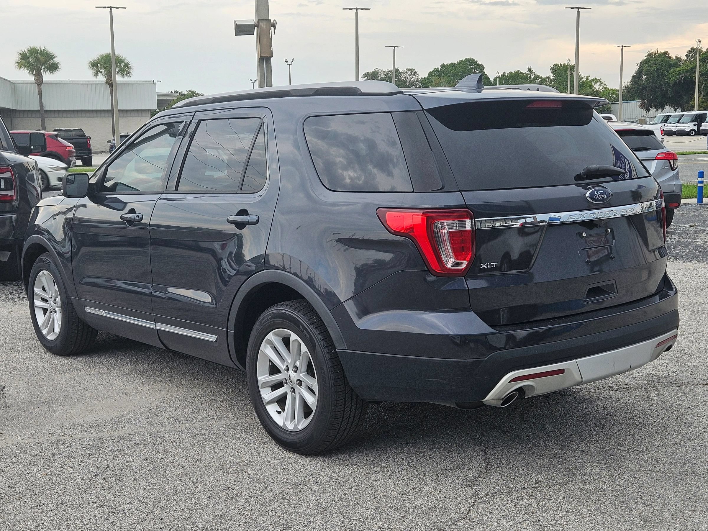 Used 2017 Ford Explorer XLT w/ Equipment Group 202A FWD image 5
