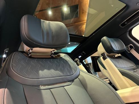 New 2025 Land Rover Range Rover SV image 18