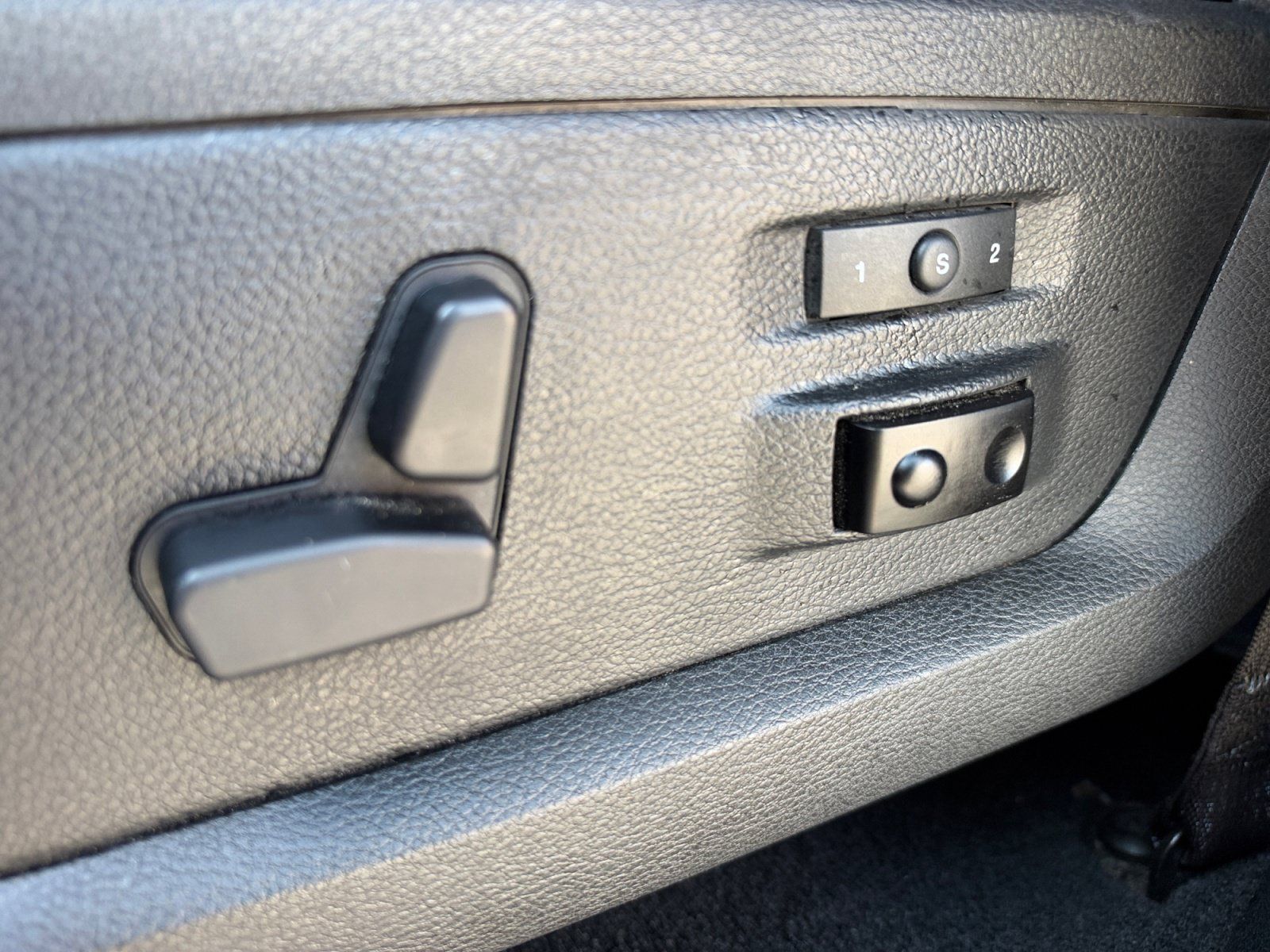Used 2016 RAM 1500 Laramie w/ Convenience Group AWD/4WD image 14