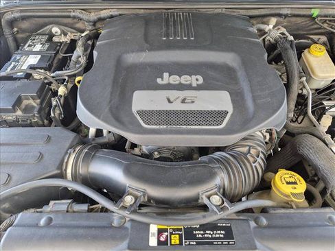 Used 2017 Jeep Wrangler Unlimited Sahara w/ Connectivity Group AWD/4WD image 21