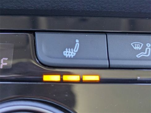 Certified 2024 Volkswagen Taos SE image 25