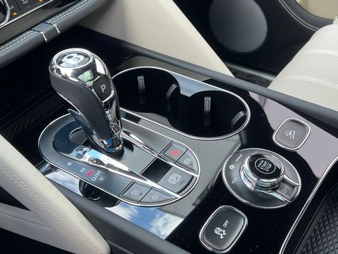Used 2025 Bentley Bentayga image 38