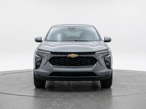 Used 2025 Chevrolet Trax LT image 2